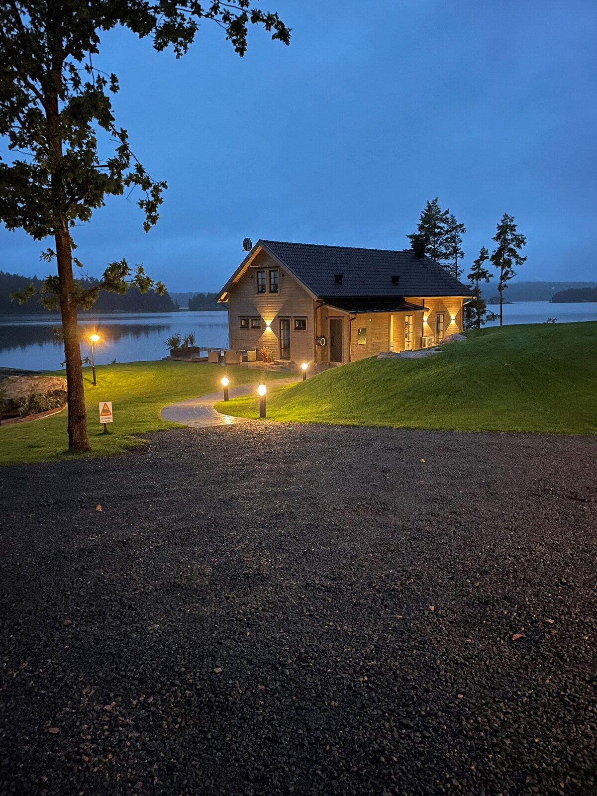 Uvamoen是一栋独一无二的房子，拥有湖畔房源和独立海滩。