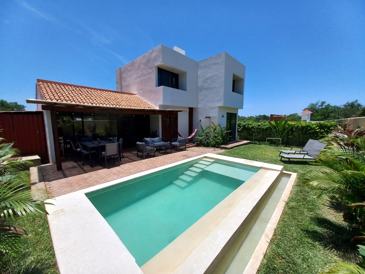 Modern house with private pool/garden