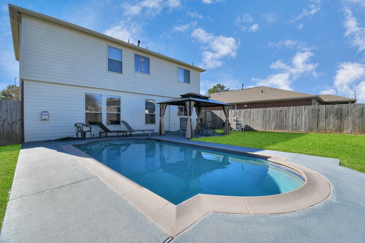 Private Pool, 2 Story, 4BR, Comfortable w/85in TV