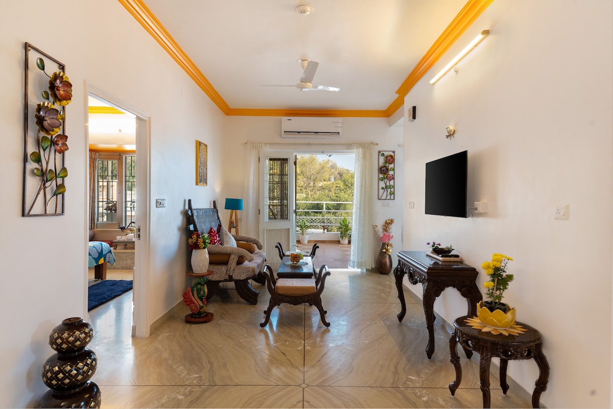 Luxury Lakeview Penthouse Villa| Decks & Jacuzzi