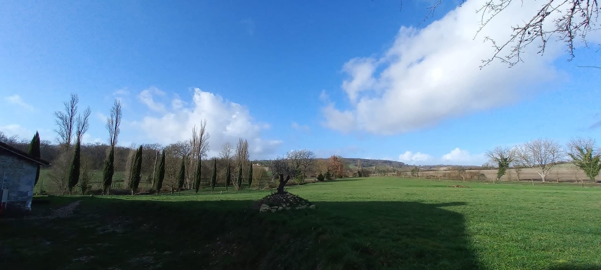 位于风景如画的多尔多涅农场（ Dordogne Farm ）的迷人小屋