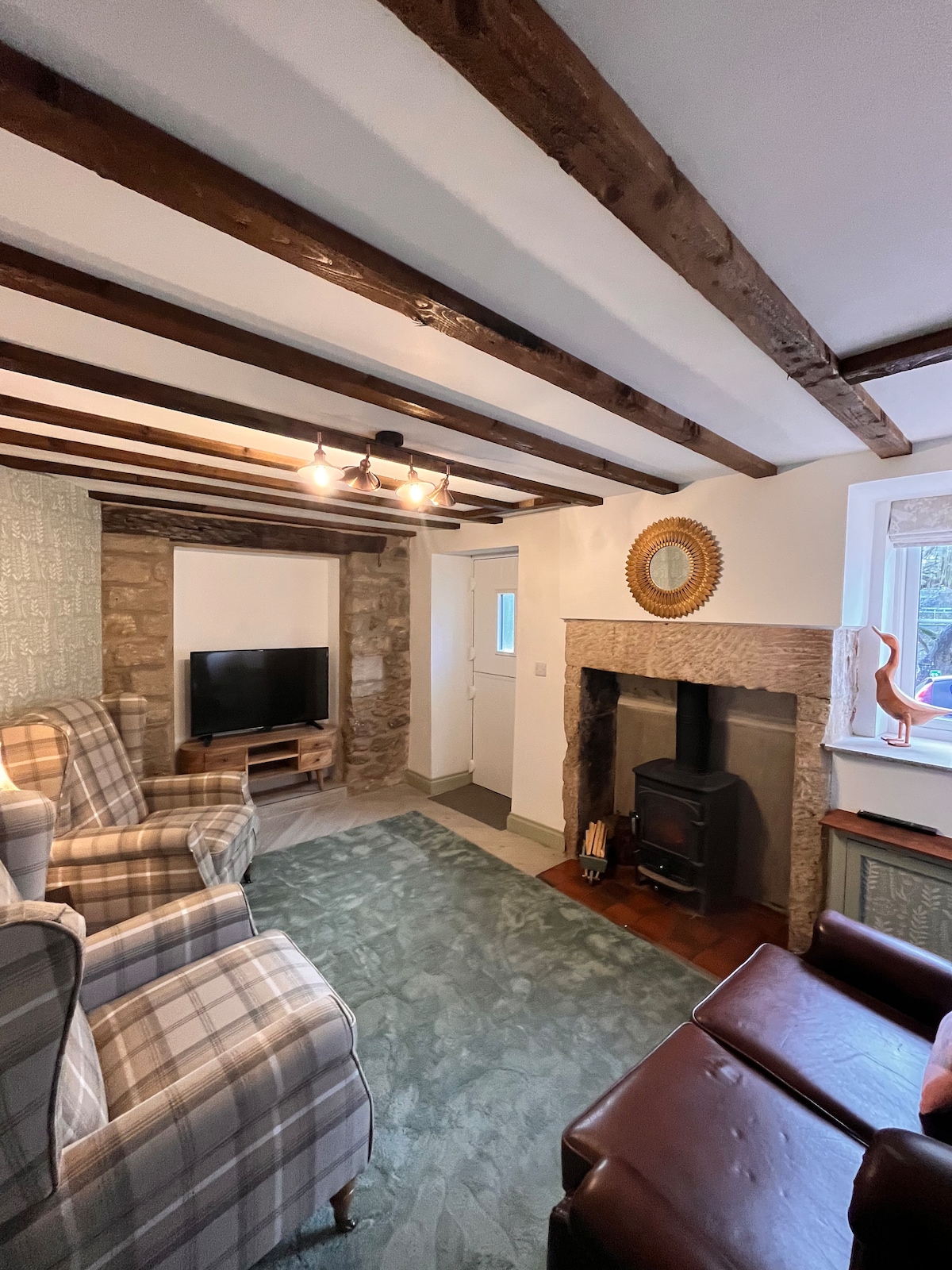 Cosy Cromford village cottage