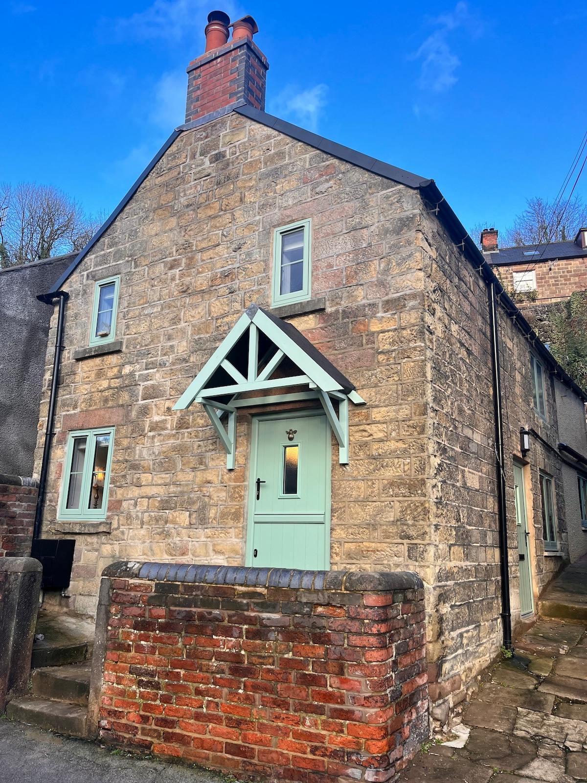 Cosy Cromford village cottage