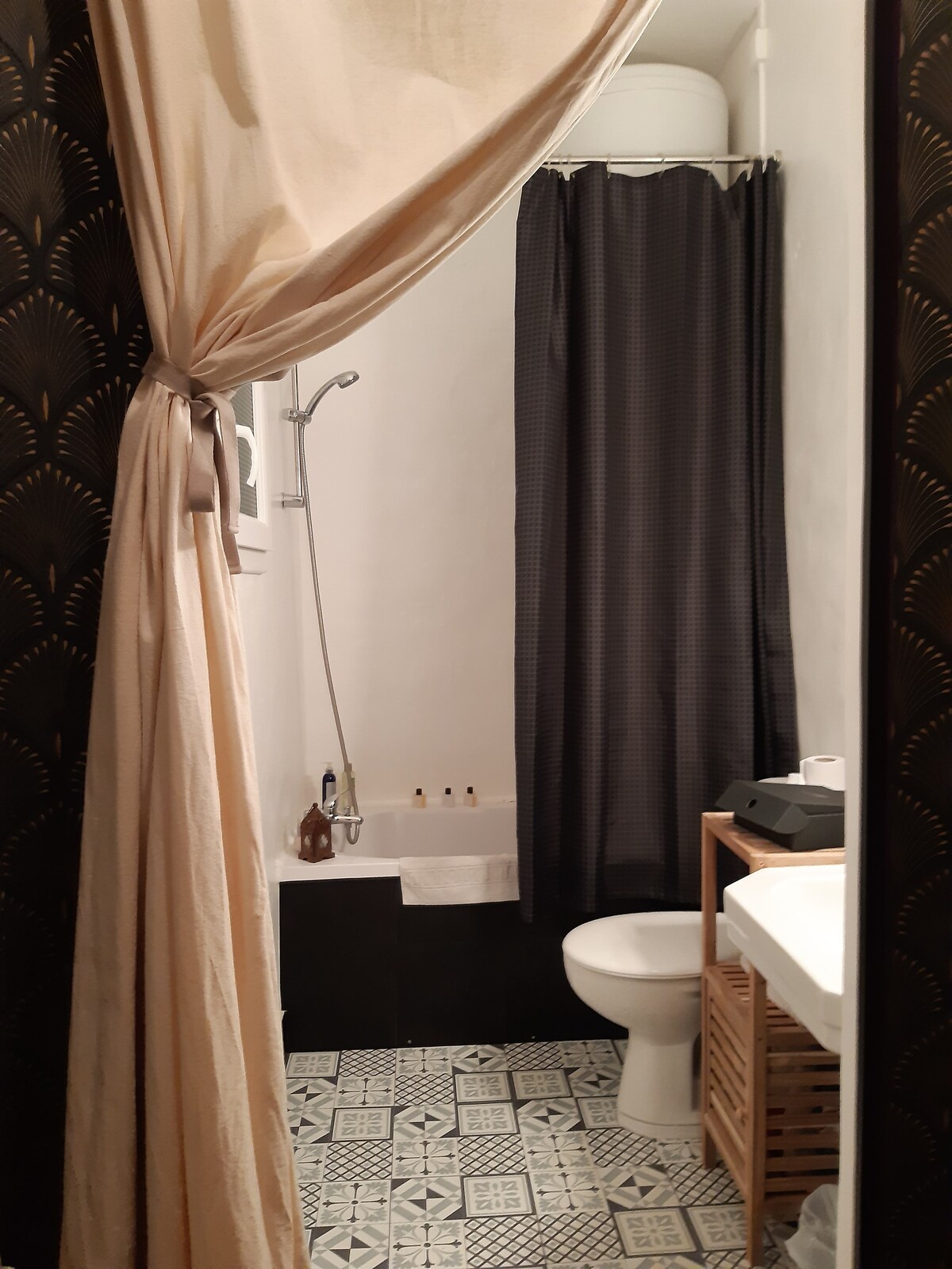 Chambre privée avec salle de bain à l'étage