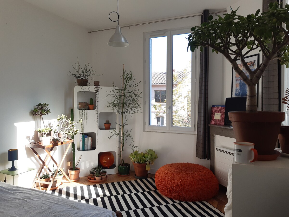 Chambre privée avec salle de bain à l'étage