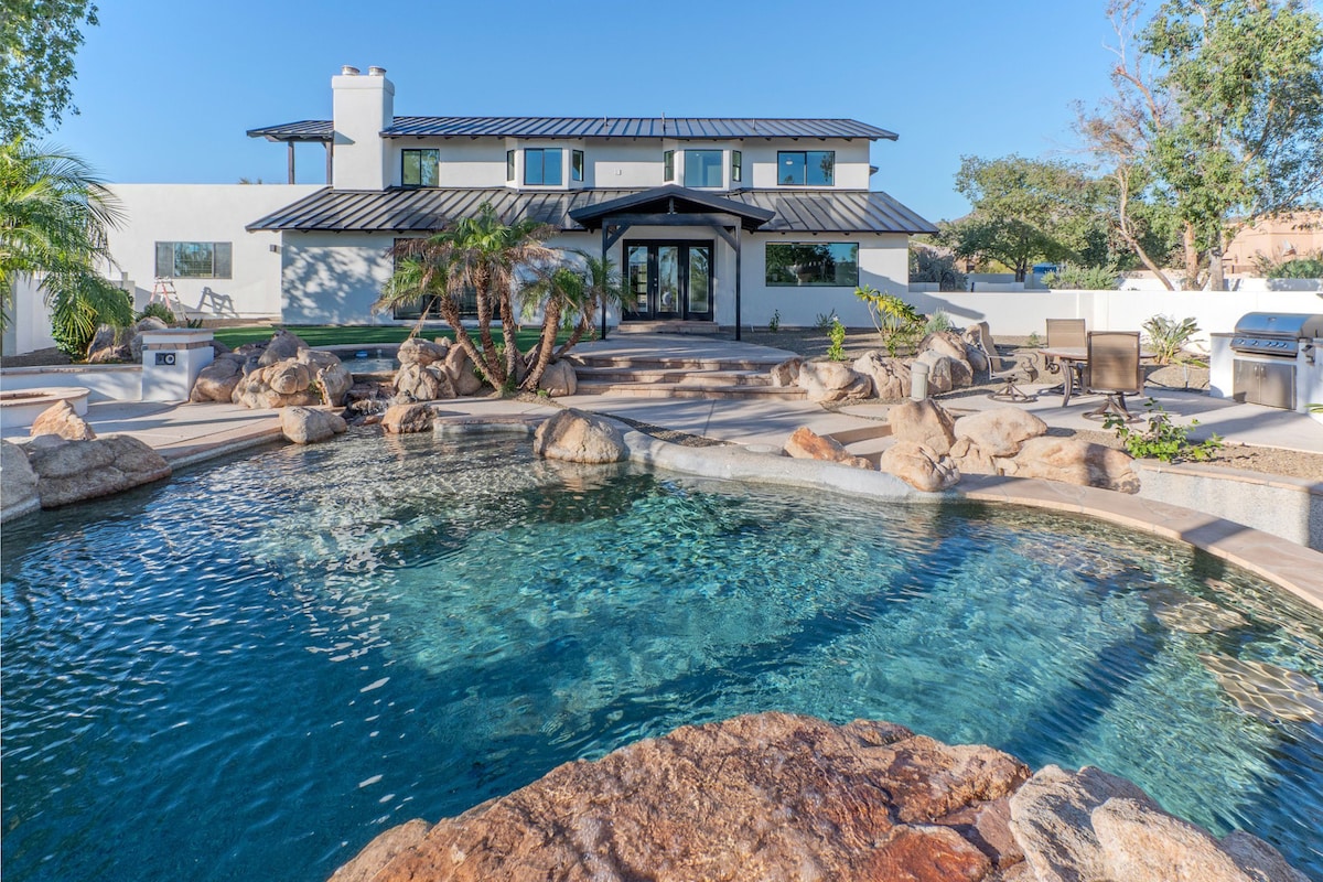 Stunning, modern home w/heated pool, spa & views!