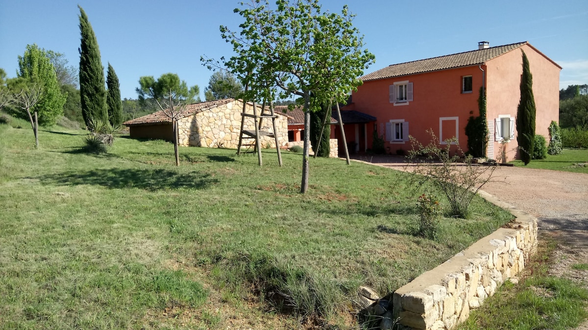 Maison familiale entourée de vignes