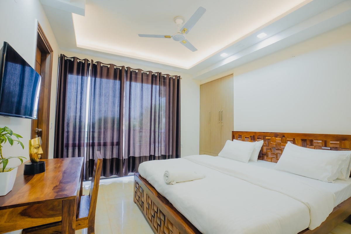 cozy 3-BHK Apartment nr Golf Course Extension-Road