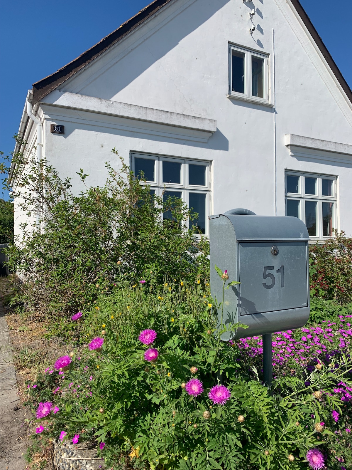 Charmerende byhus ved stranden