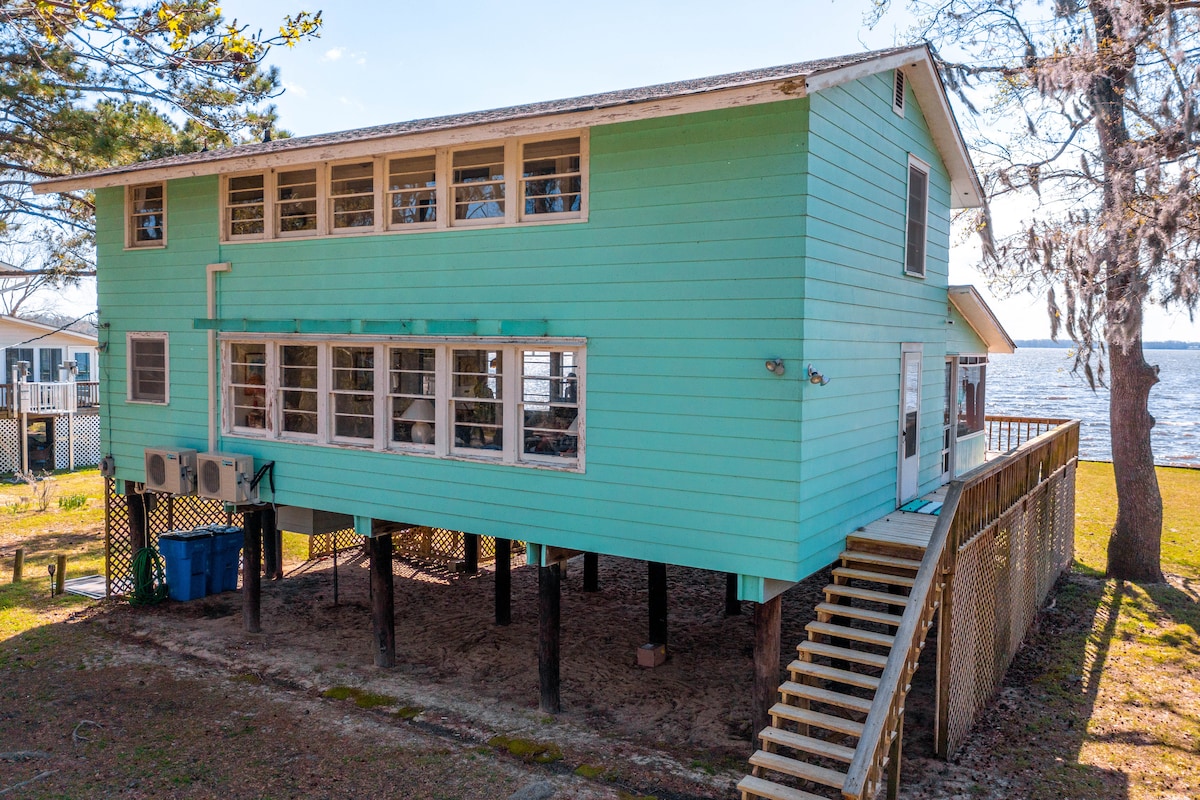 复古河滨小屋