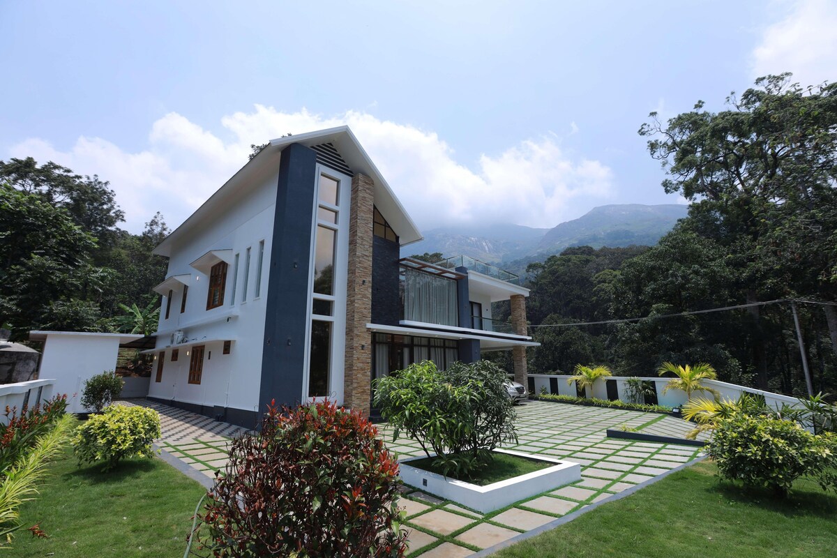 Munnar Prana Homes 5BHK with nearby natural pool