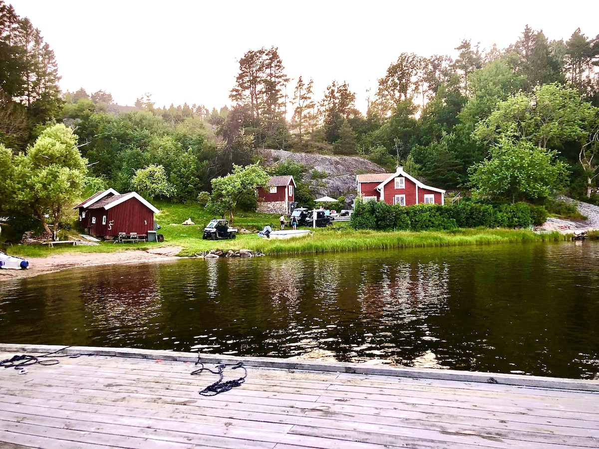 Egen strand och brygga vid havet
10 bäddar