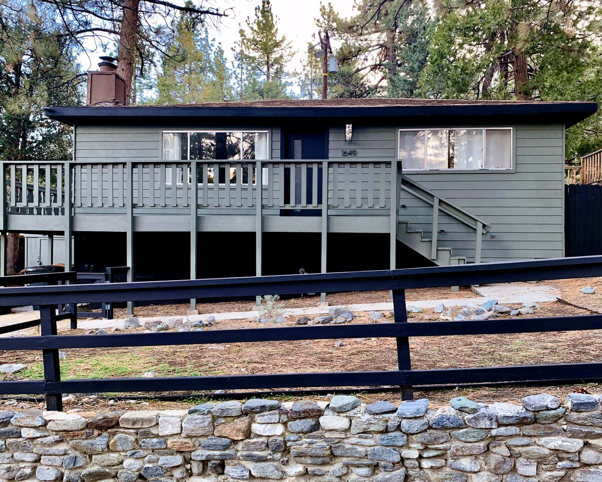 Quiet Getaway Home in Wrightwood • Tesla charger