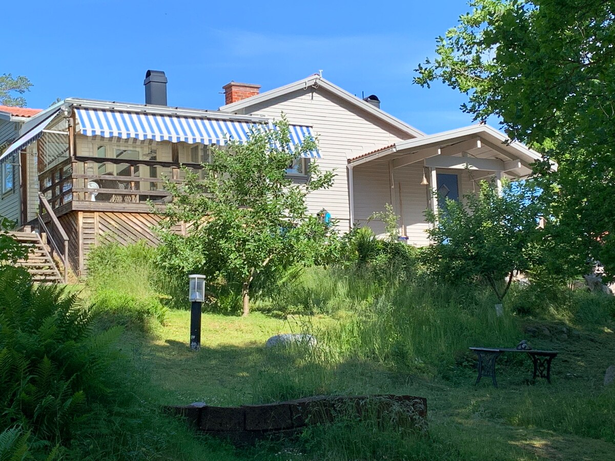 Två bekväma hus med stora sociala ytor, nära havet