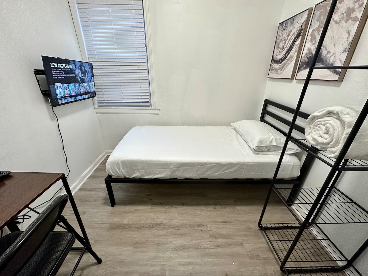W/ Twin Size Bed + Available for Long Term