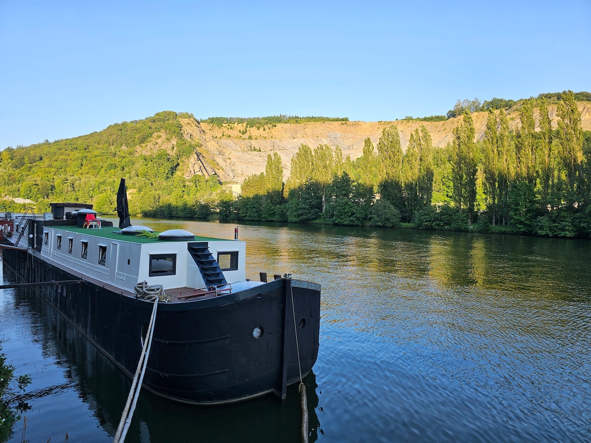 Péniche à proximité de Namur