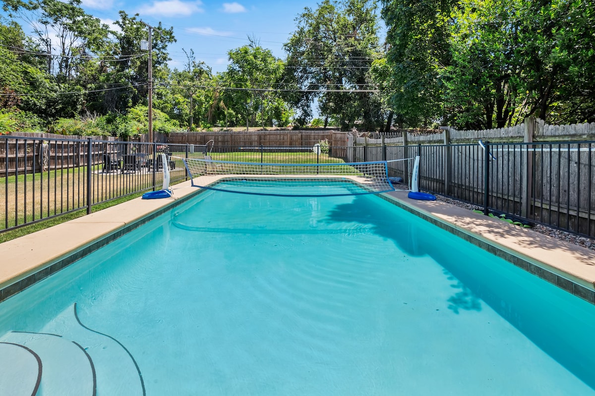 Modern studio with pool near downtown