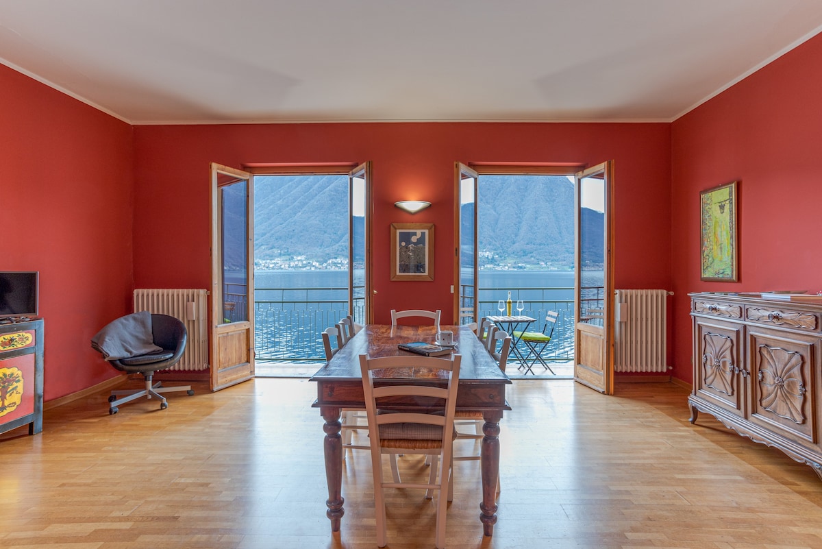 Colonno Apt with balcony & Breathtaking Lake View!