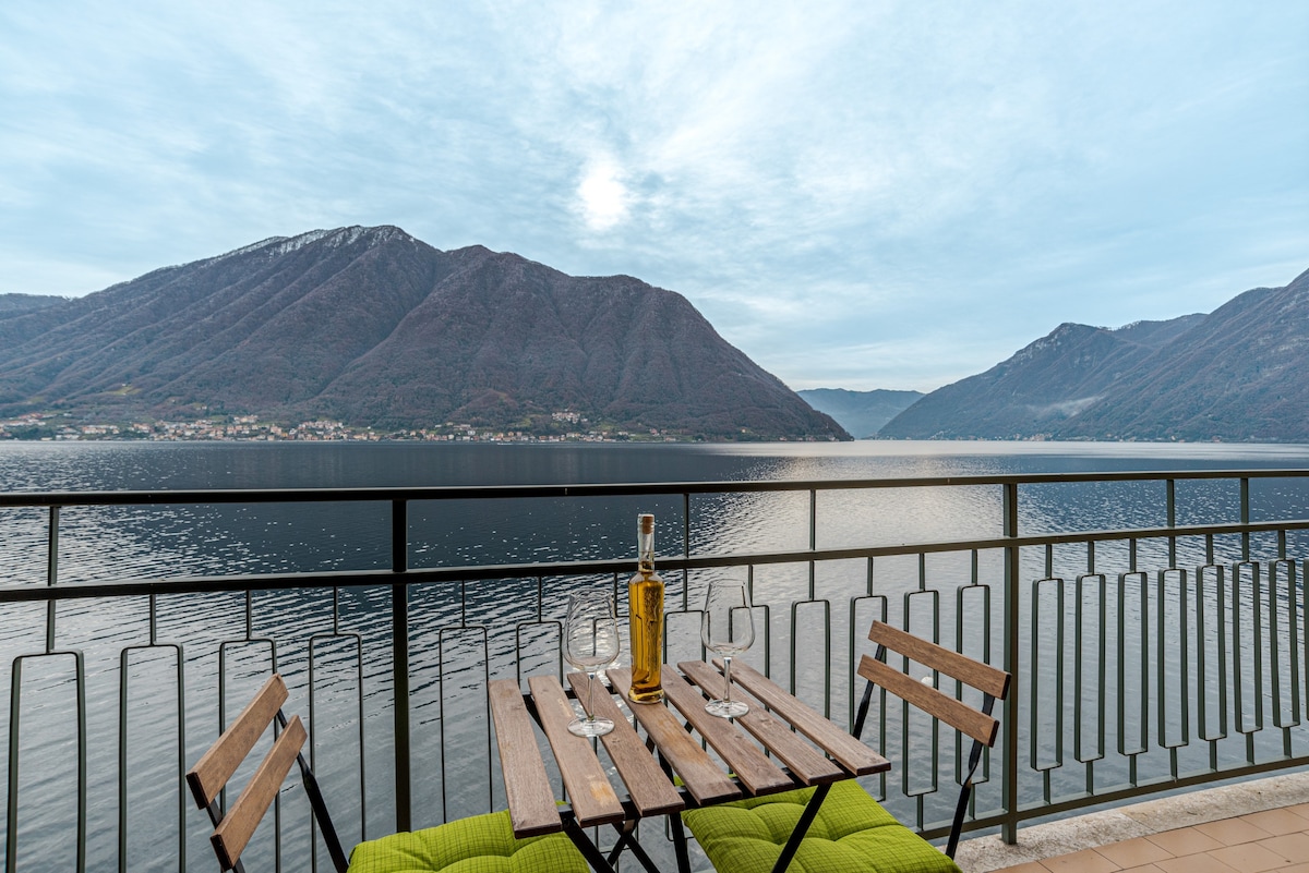 Colonno Apt with balcony & Breathtaking Lake View!