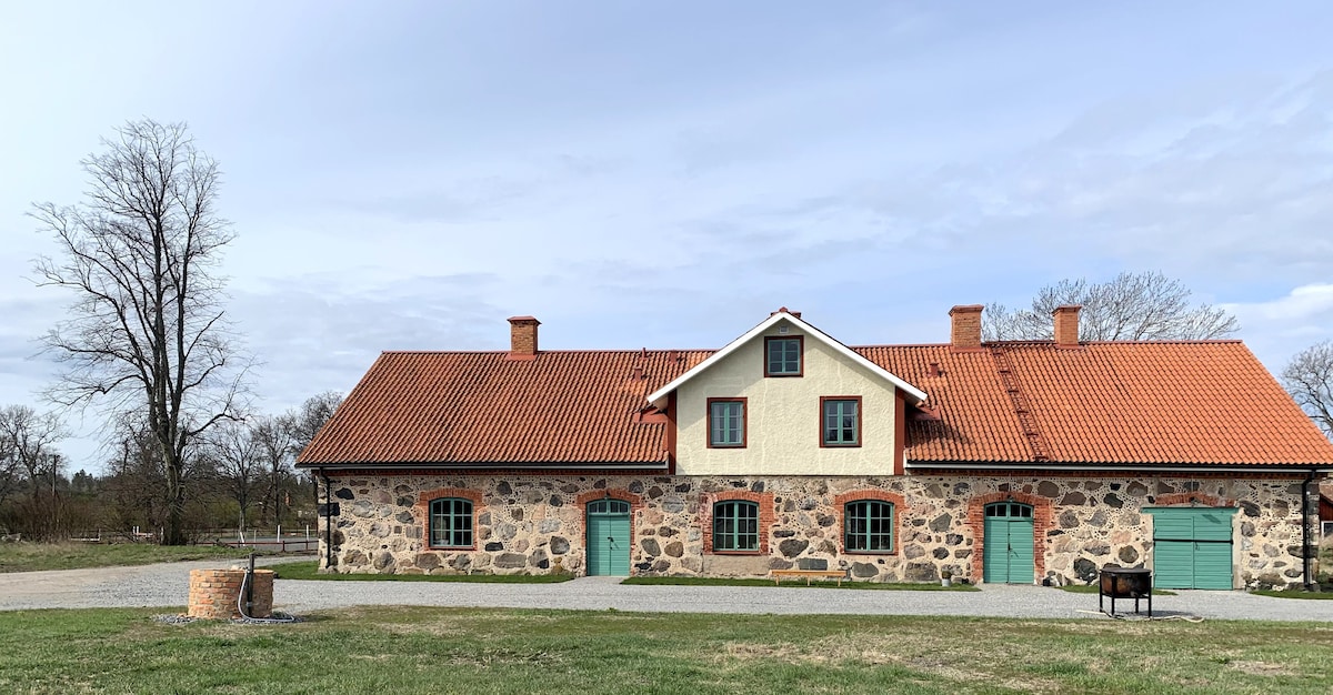 Bo i renoverade Smedjan (6 dubbelrum) på Biby Gård