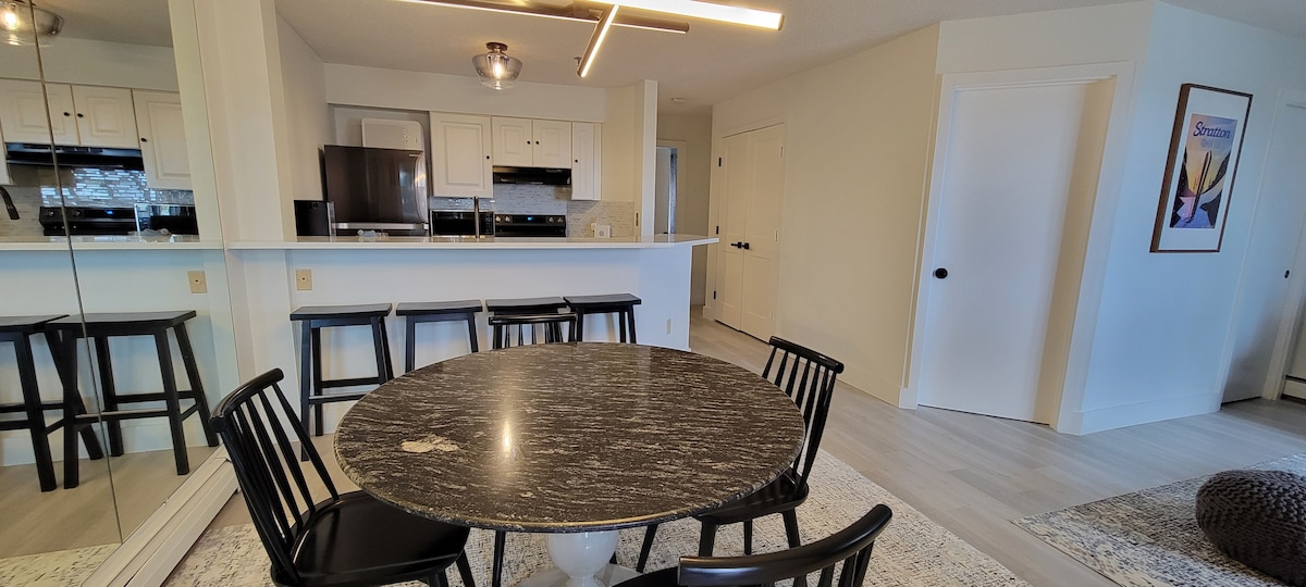 Walk to Lift - 2 Bedroom Condo - Newly Renovated