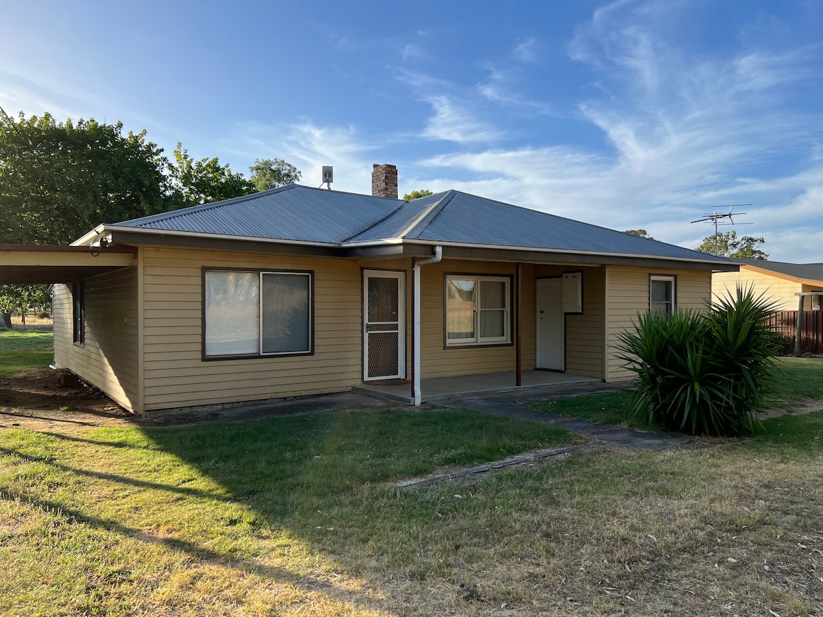 Lockhart Cottage near The Bunyip Hotel