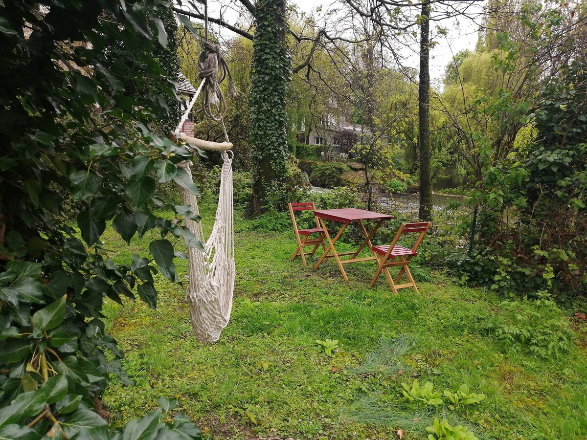 Maisonnette sur rivière avec un grand jardin