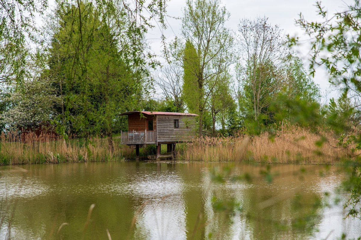 'Kingfisher' Lakeside ECO Lodge on Stilts