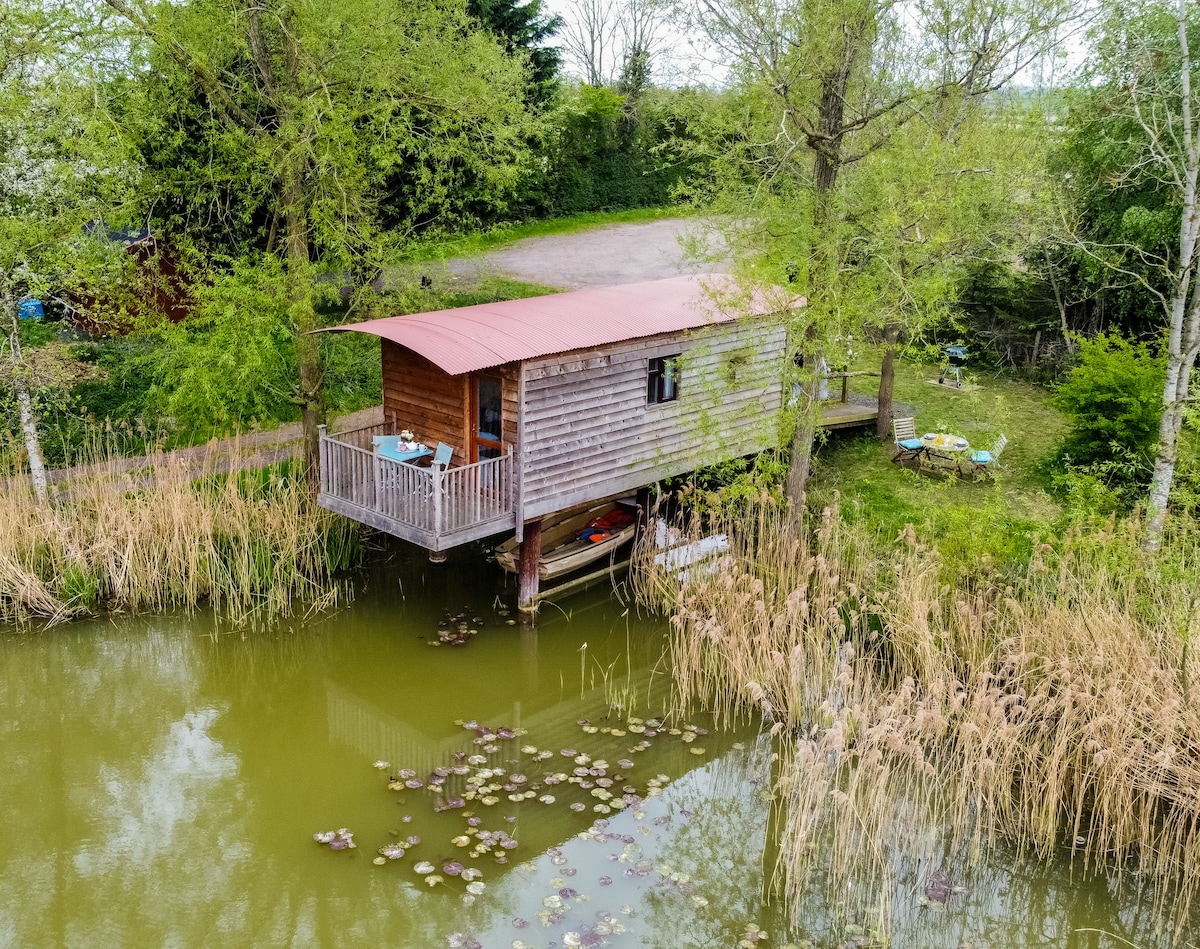 'Kingfisher' Lakeside ECO Lodge on Stilts
