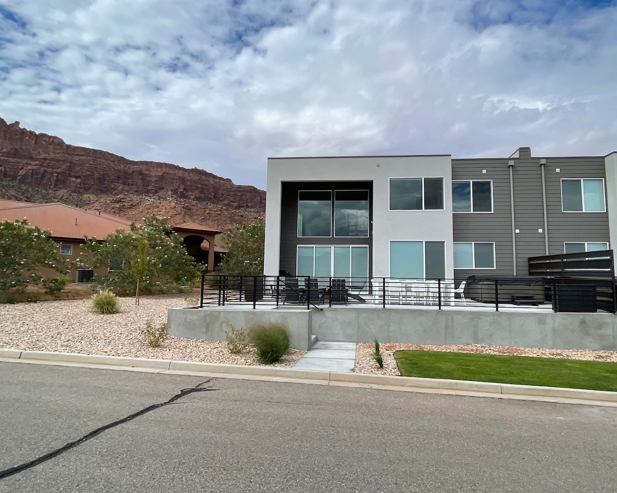 Magnificent New 4 Bedroom Home minutes to Arches