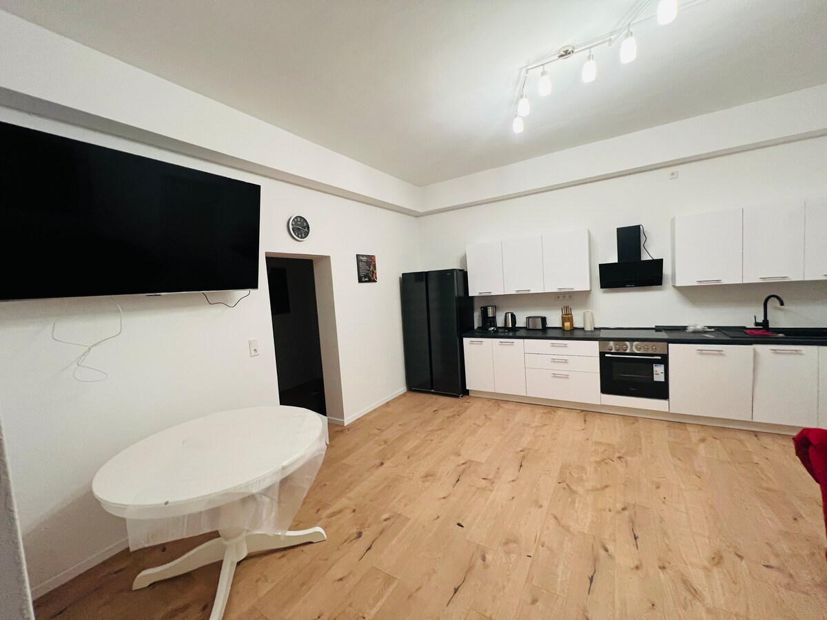 Modern Apartment | 6 Beds | WiFi | Free Parking |