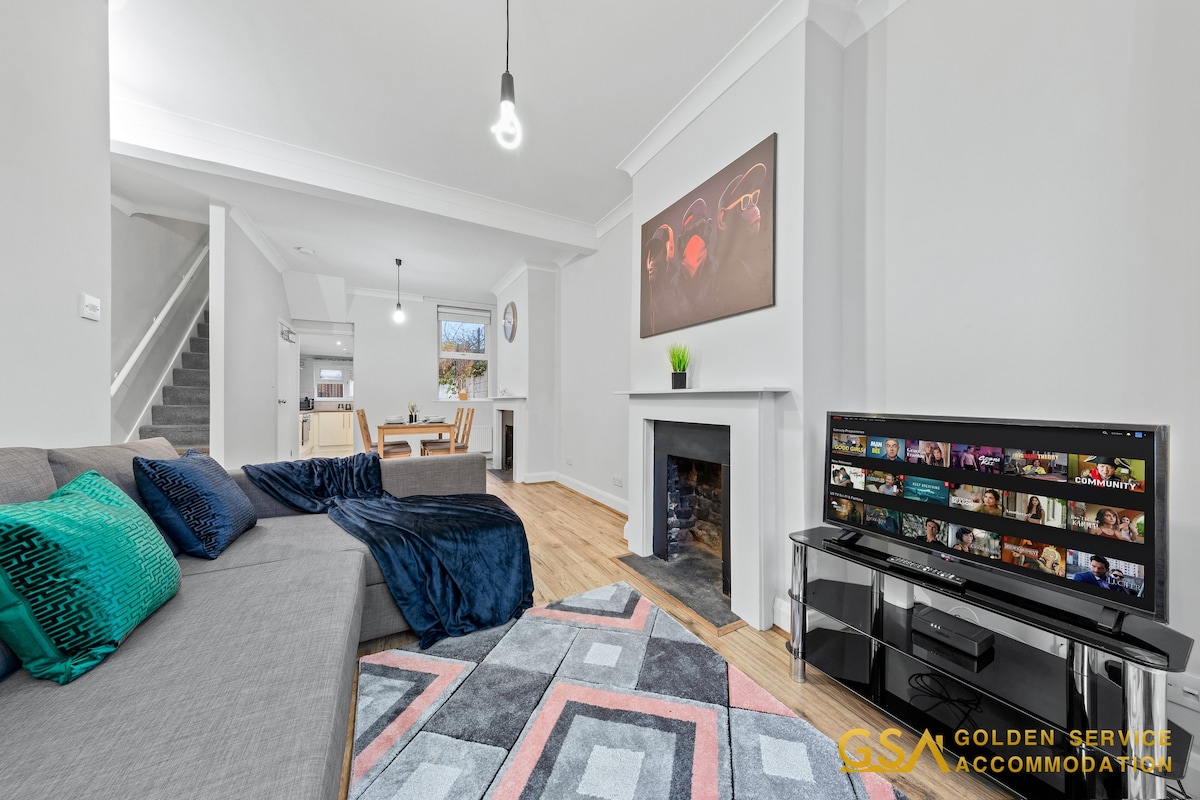 3 Bed Home | Stylish and Cosy (Free Parking)