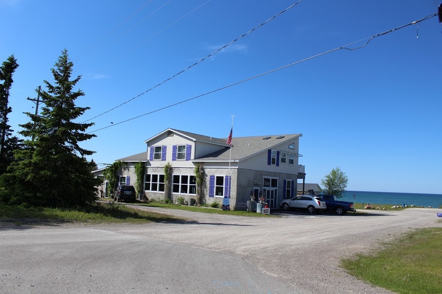 Robin's Nest-Purple Martin Inn