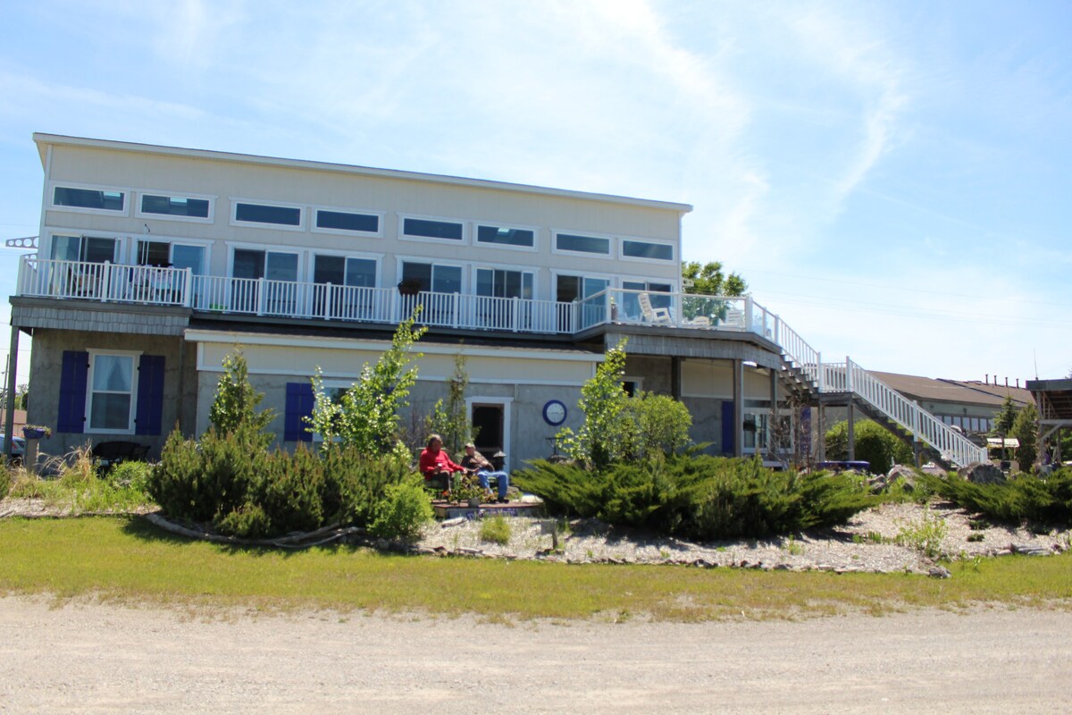 Robin's Nest-Purple Martin Inn