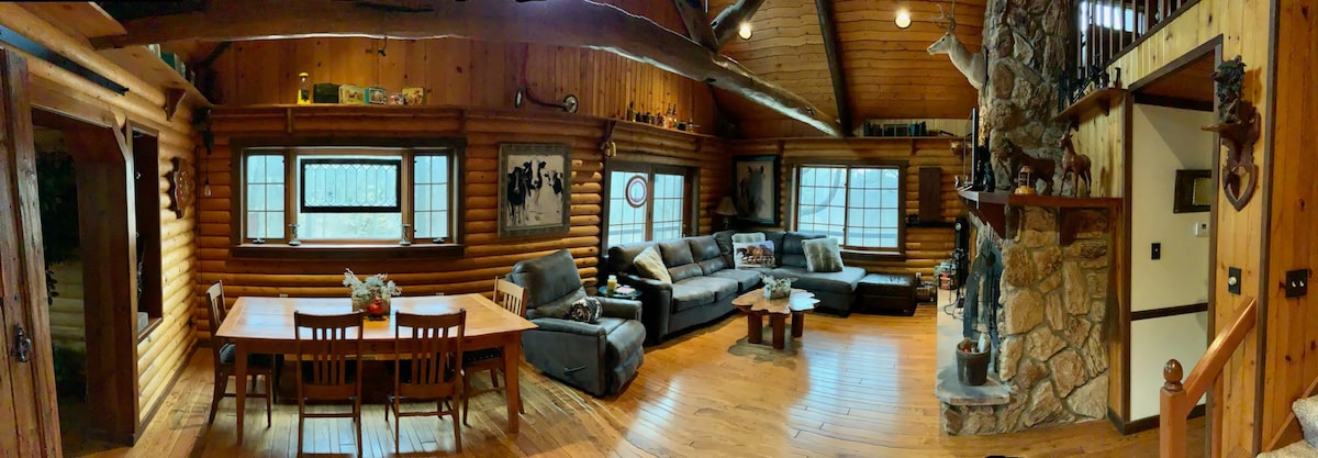 Great Log Cabin W/Fireplace/WiFi/Hot Tub/Fire Pit