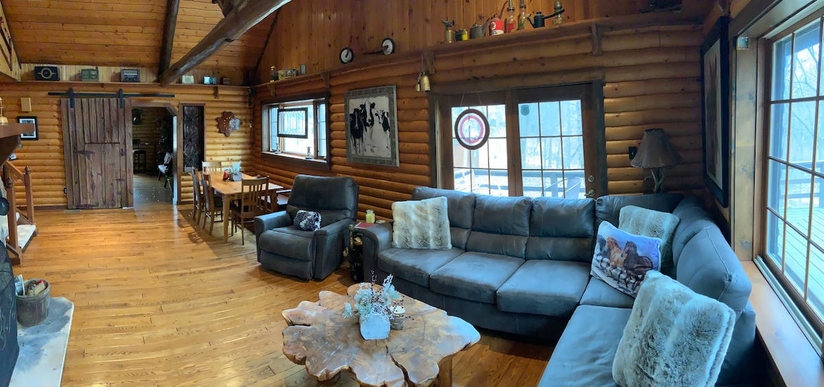 Great Log Cabin W/Fireplace/WiFi/Hot Tub/Fire Pit