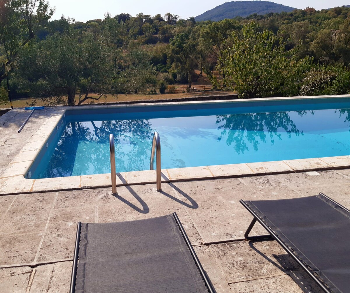 Sud Ardèche, mas provençal du XVIII, piscine.