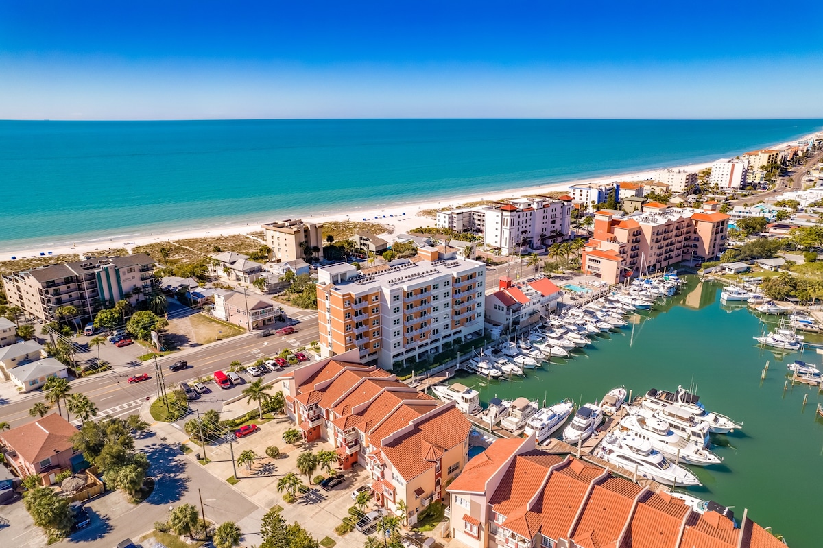 顶层公寓水景观、游泳池、@ Johns Pass ！