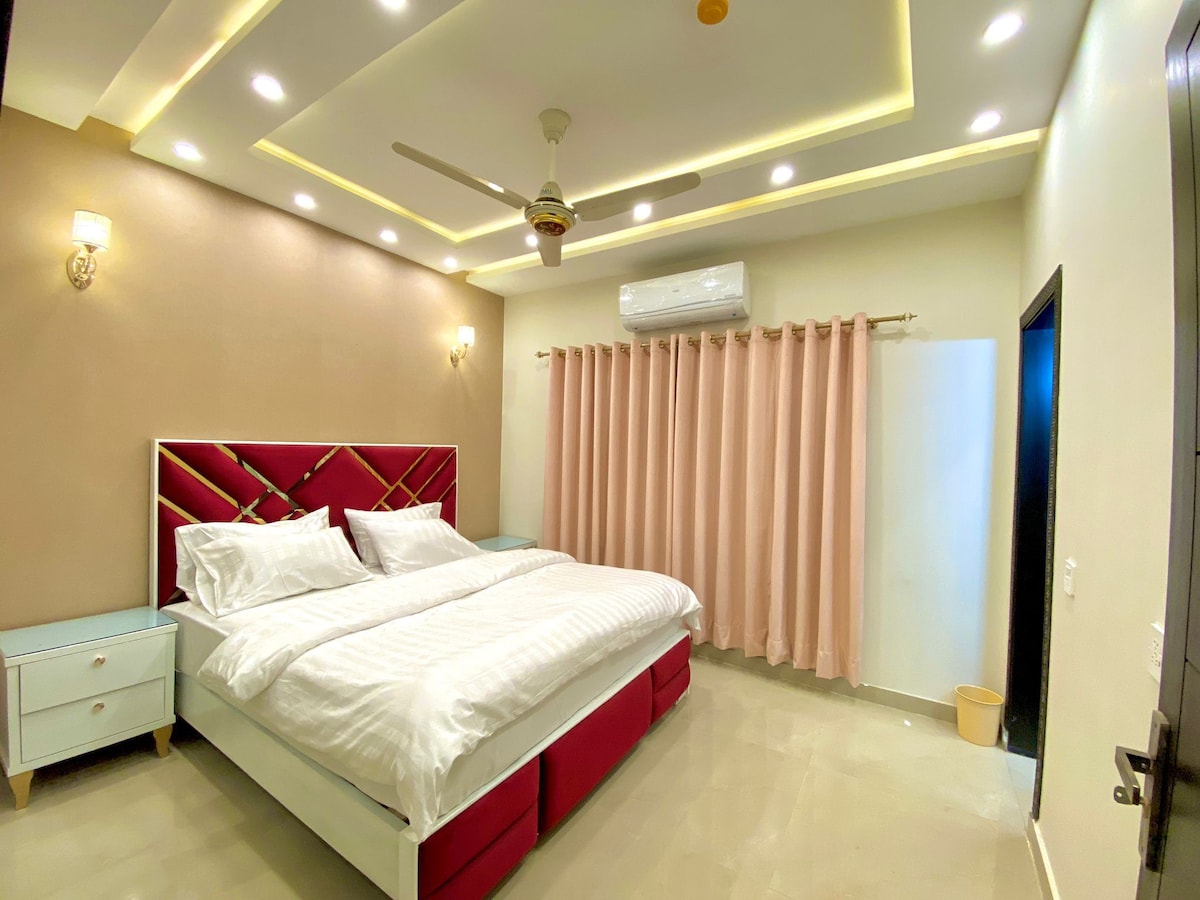 Luxurious Villa with Balcony in DHA Lahore