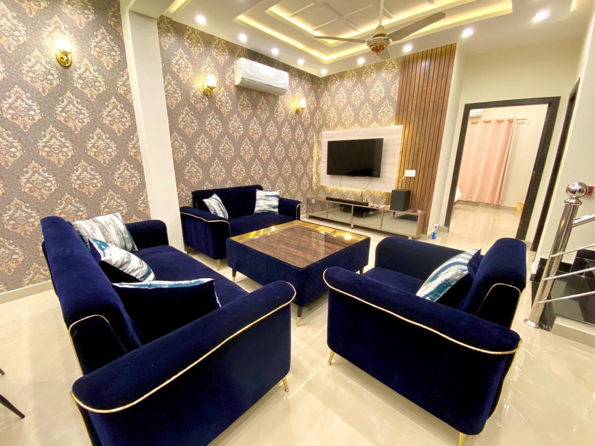 Luxurious Villa with Balcony in DHA Lahore