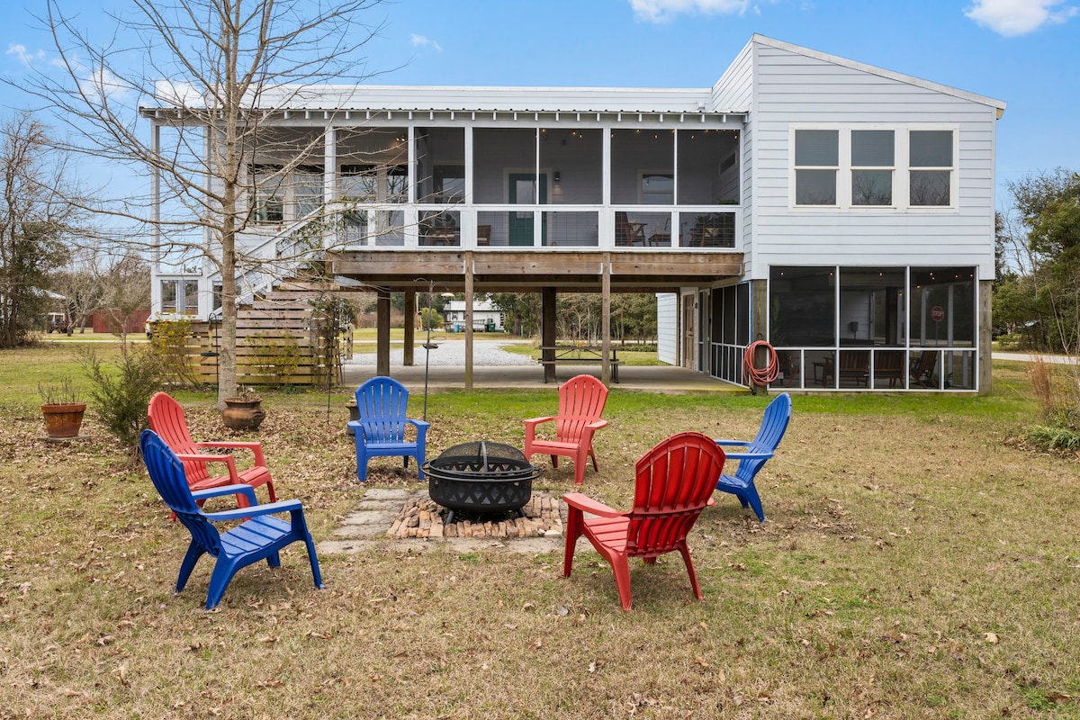 Walk to the Beach - Hot Tub, Fire Pit, & Game Room