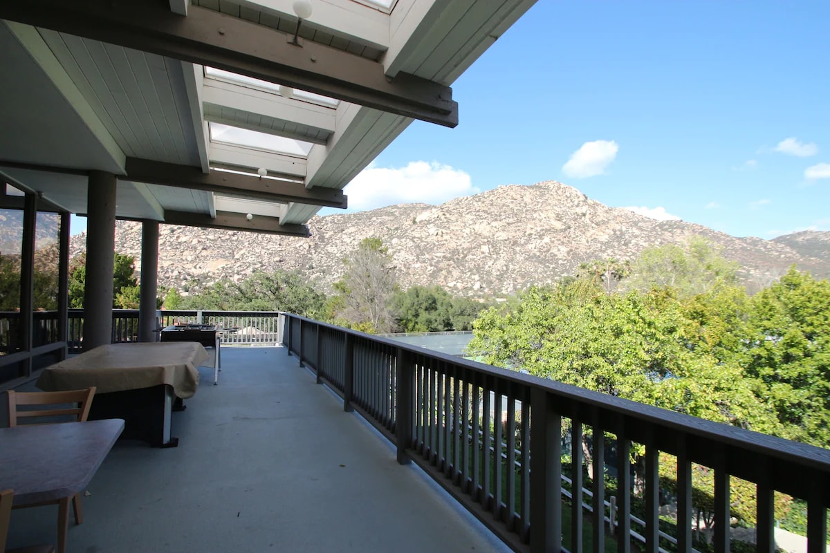 Tranquil Retreat: 2BR Near Ramona Oaks