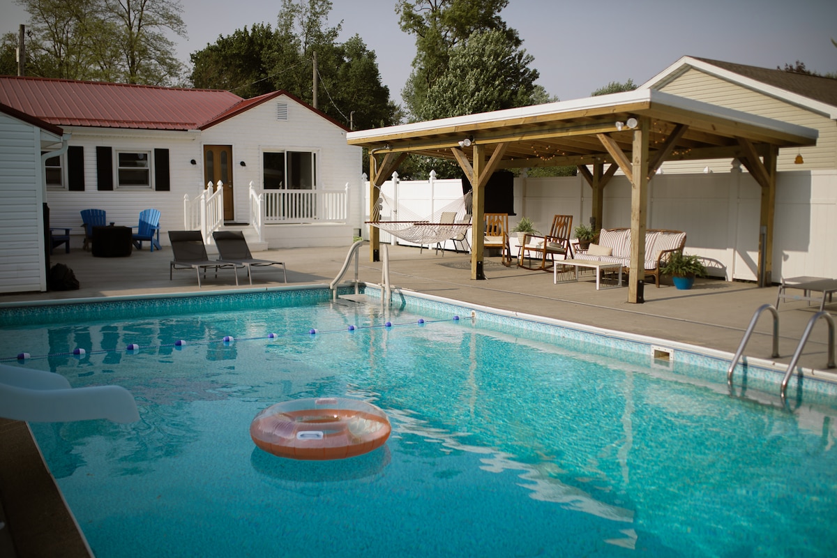 huge pool, game room, outdoor fire pit, such fun