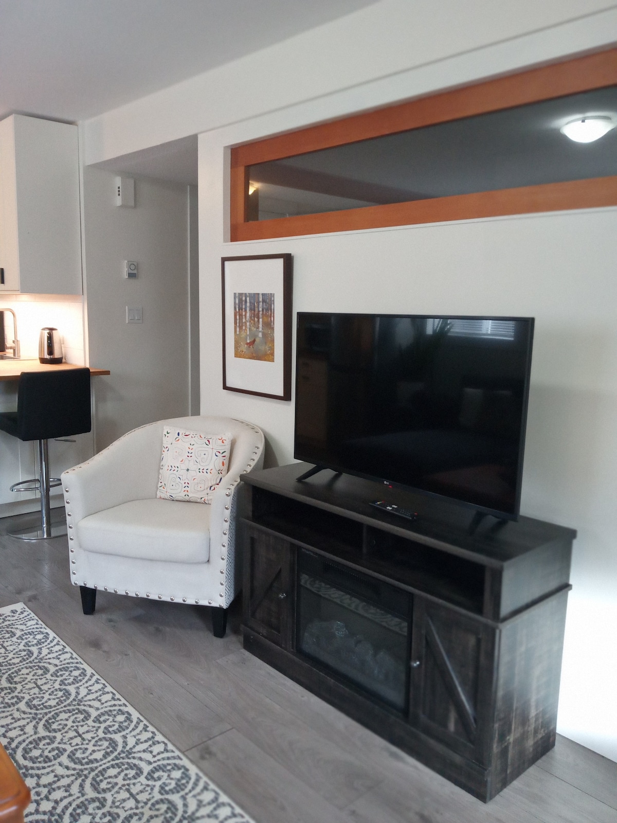 Modern & complete 1BR, 2BD suite - sweet!