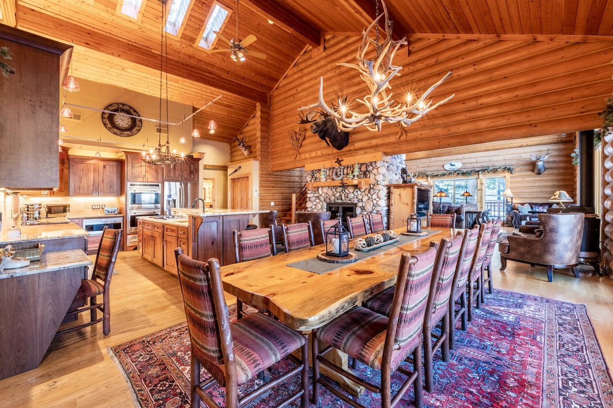 Classic 7 bedroom mountain lodge 30 min. to Breck