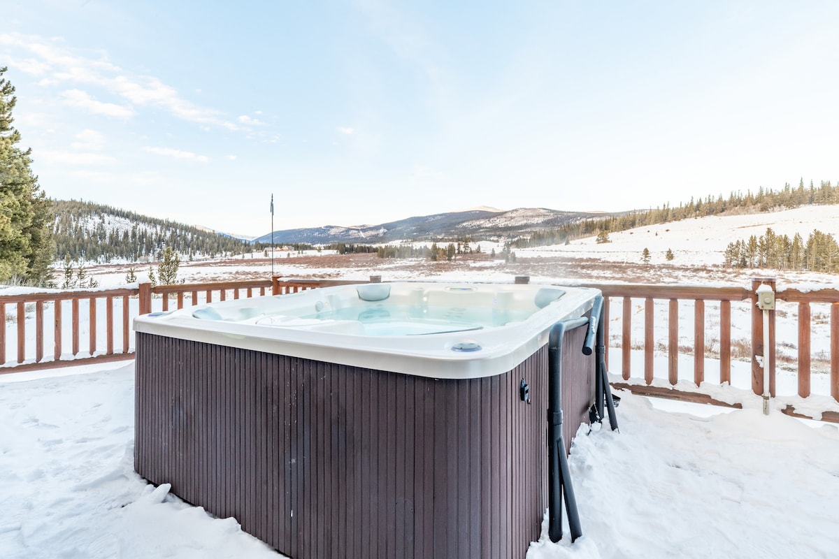 Classic 7 bedroom mountain lodge 30 min. to Breck