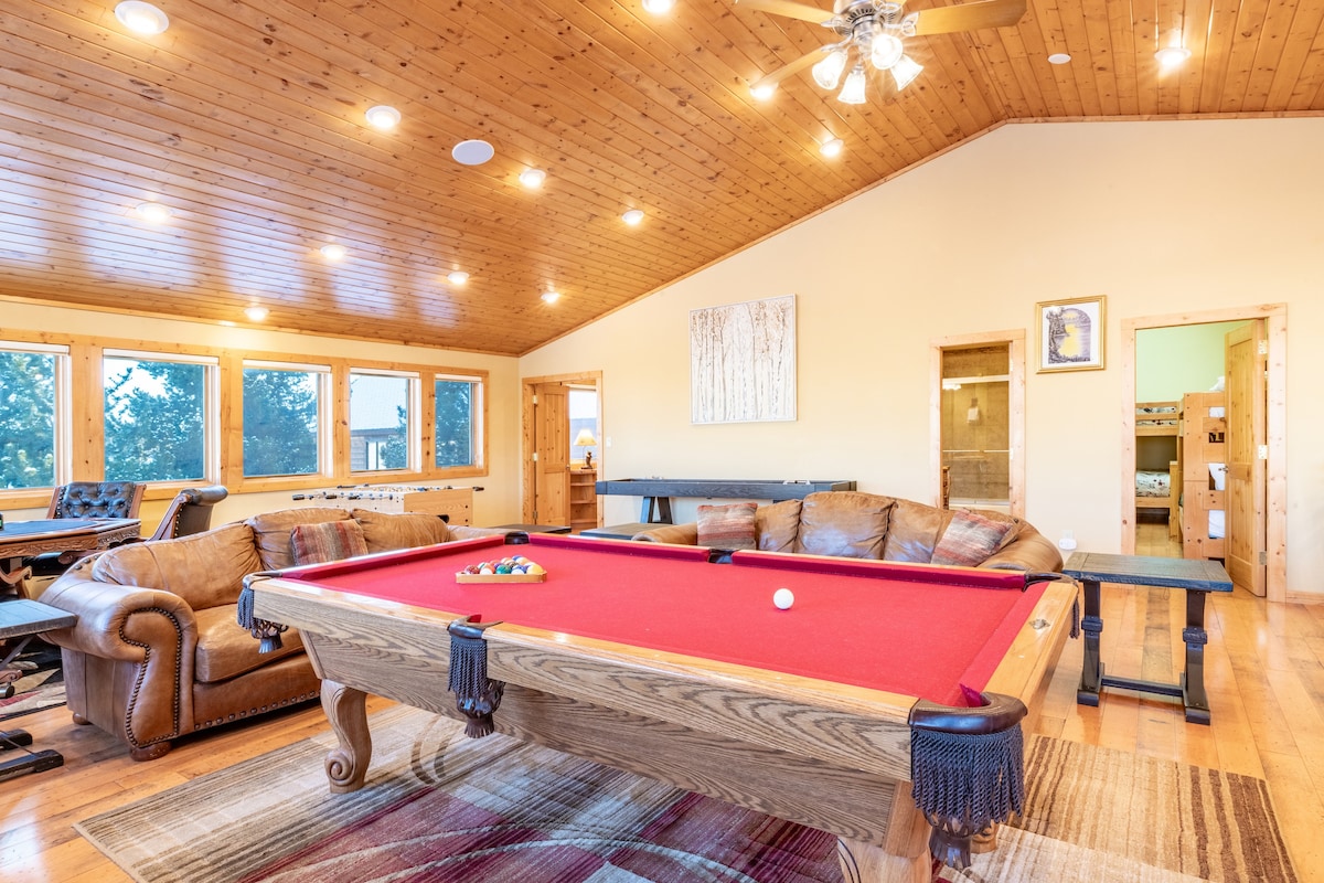 Classic 7 bedroom mountain lodge 30 min. to Breck