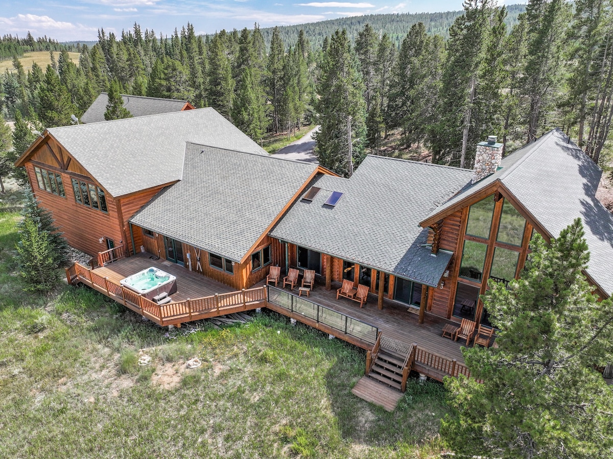Classic 7 bedroom mountain lodge 30 min. to Breck