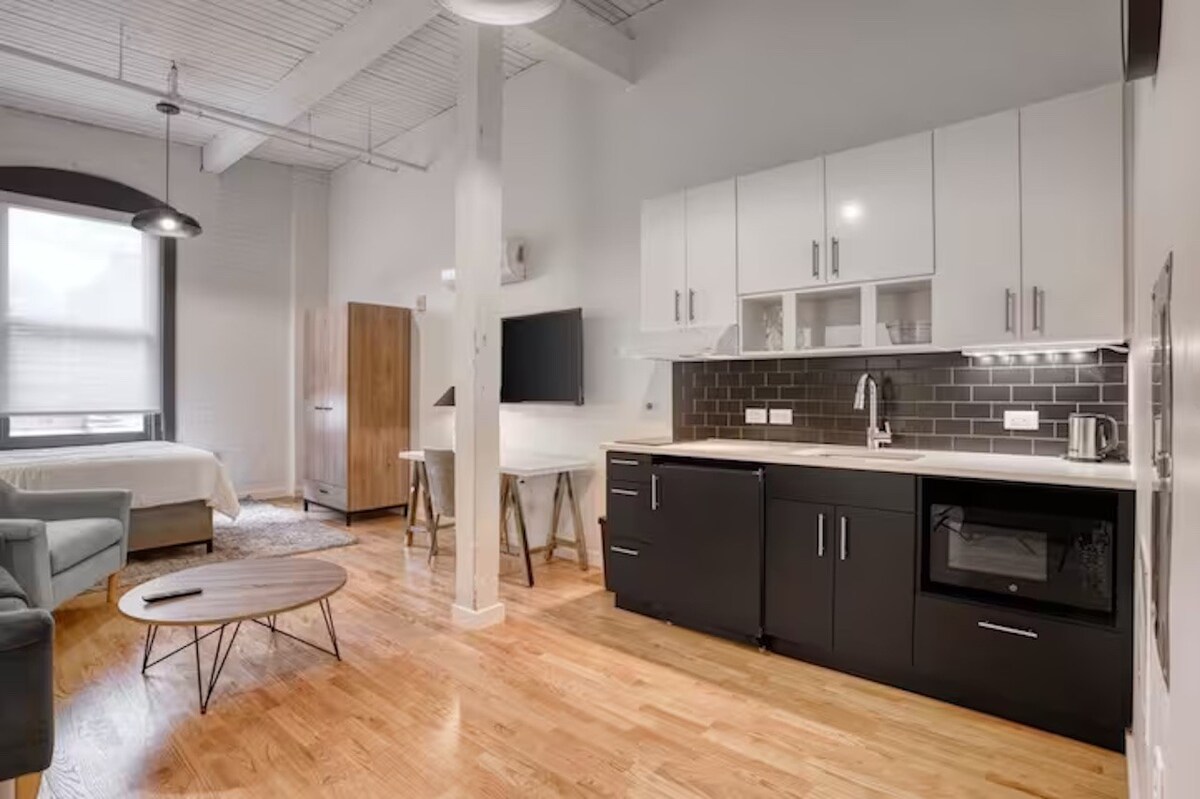 Brand New Trumbull & Pratt St. Private Apartment