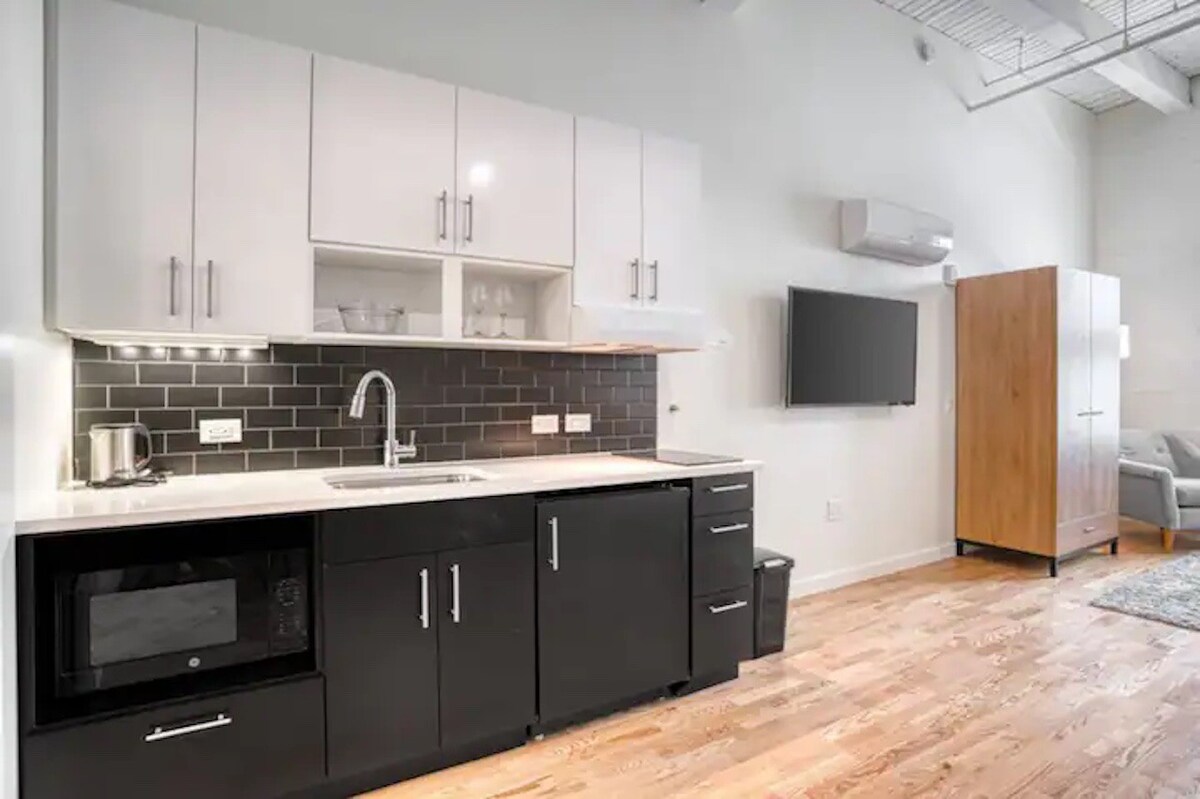 Brand New Trumbull & Pratt St. Private Apartment